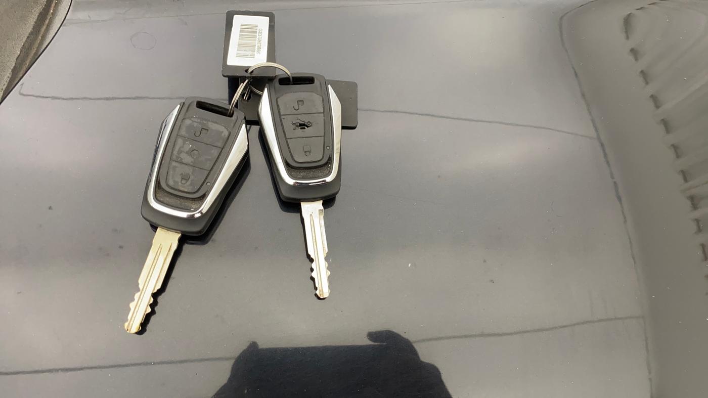 2018 Mahindra KUV 100 NXT K8 P 6 STR, Petrol, Manual, 34,541 km, Key Close Up