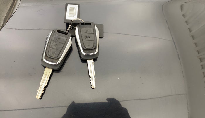 2018 Mahindra KUV 100 NXT K8 P 6 STR, Petrol, Manual, 34,541 km, Key Close Up