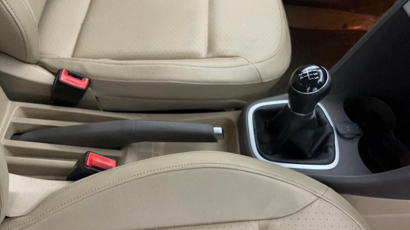 2016 Volkswagen Vento HIGHLINE 1.6 MPI, Petrol, Manual, 37,031 km, Gear Lever