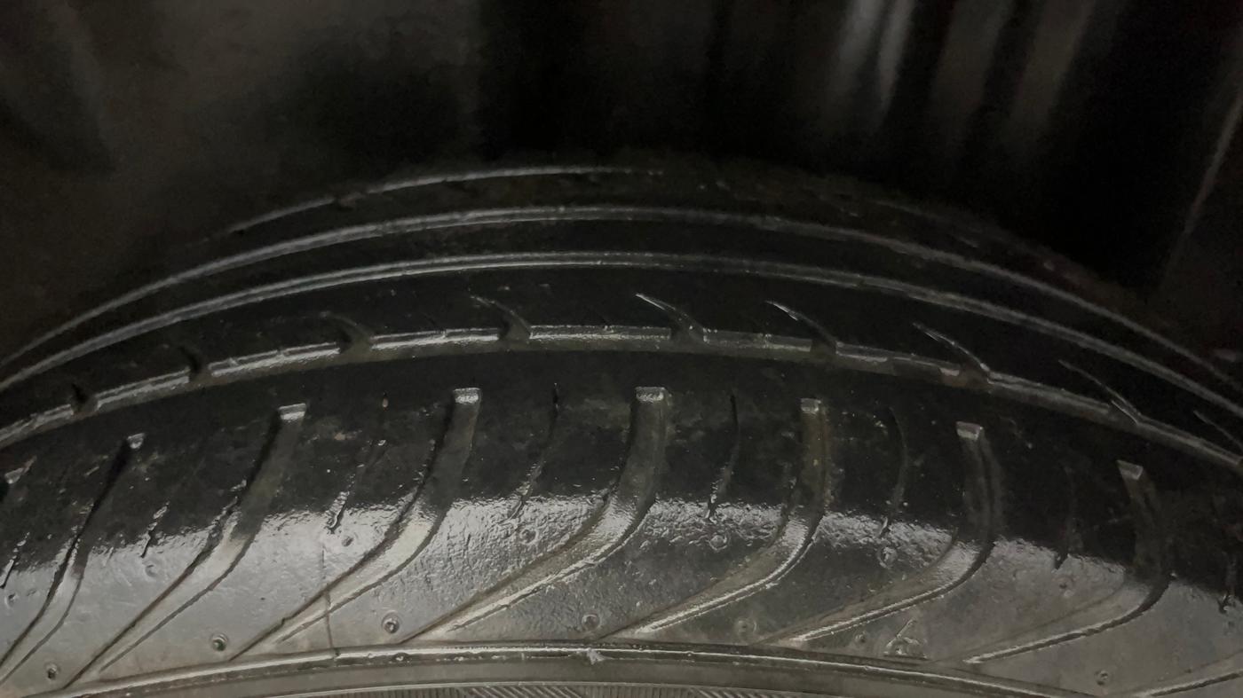 2016 Volkswagen Vento HIGHLINE 1.6 MPI, Petrol, Manual, 37,031 km, Left Rear Tyre Tread