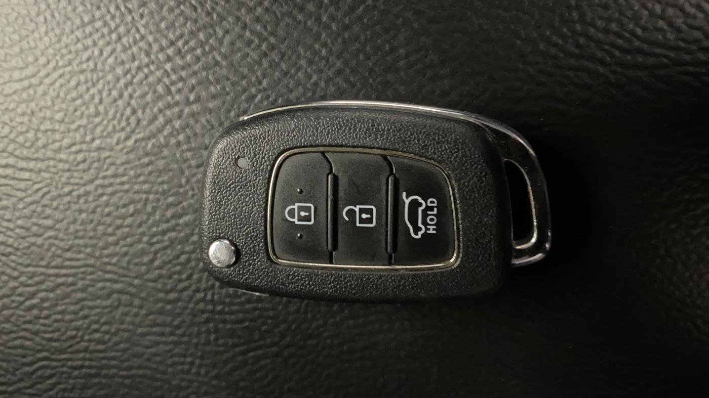 2022 Hyundai VENUE S+ 1.2, Petrol, Manual, 22,178 km, Key Close Up