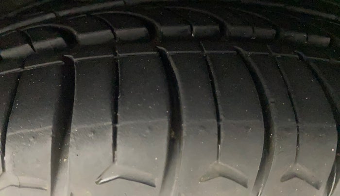 2017 Hyundai Grand i10 SPORTZ (O) AT 1.2 KAPPA VTVT, Petrol, Automatic, 19,767 km, Right Front Tyre Tread