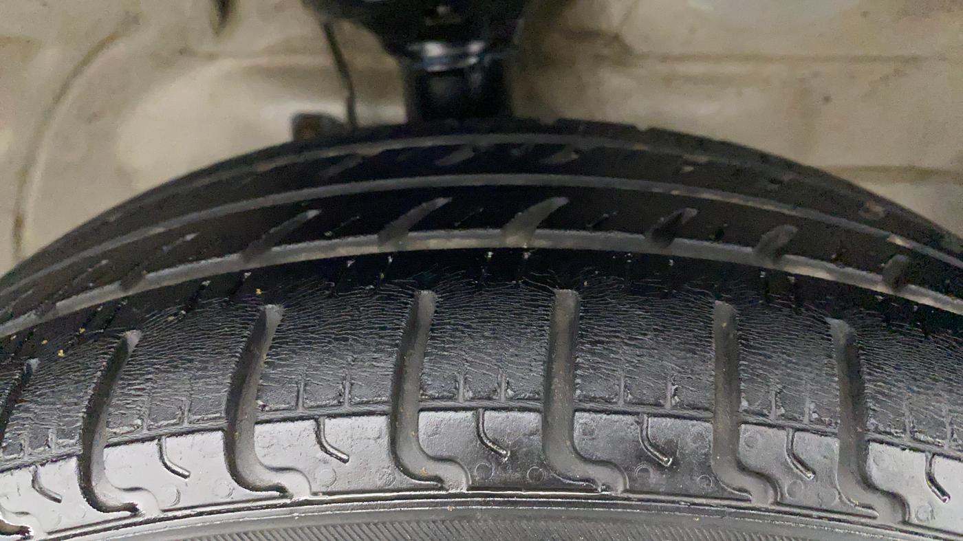 2014 Maruti Wagon R 1.0 VXI, Petrol, Manual, 99,572 km, Right Front Tyre Tread