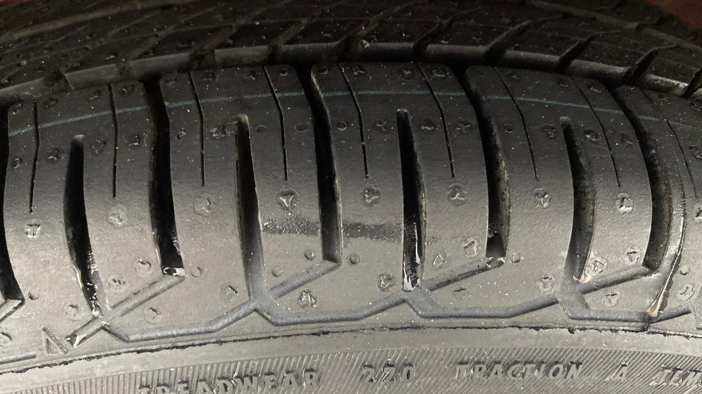 2014 Hyundai Eon MAGNA +, Petrol, Manual, 95,000 km, Left Front Tyre Tread