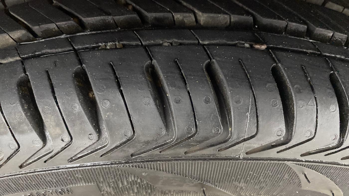 2014 Hyundai Eon MAGNA +, Petrol, Manual, 95,000 km, Left Rear Tyre Tread