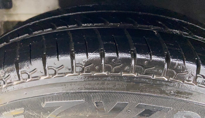 2016 Hyundai Eon D LITE PLUS(O), Petrol, Manual, 43,717 km, Left Front Tyre Tread