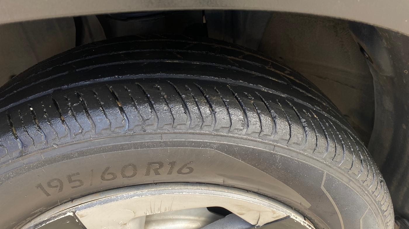 2024 Nissan MAGNITE XE, CNG, Manual, 69,436 km, Left Front Tyre Tread