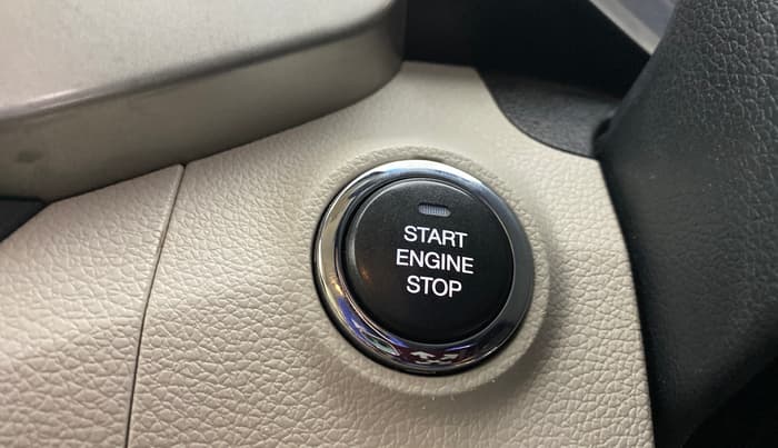 2020 Mahindra XUV300 W8 1.5 DIESEL, Diesel, Manual, 1,04,864 km, Keyless Start/ Stop Button