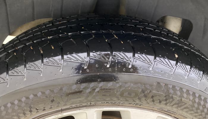 2020 Mahindra XUV300 W8 1.5 DIESEL, Diesel, Manual, 1,04,864 km, Right Rear Tyre Tread