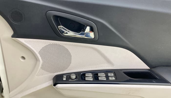 2020 Mahindra XUV300 W8 1.5 DIESEL, Diesel, Manual, 1,04,864 km, Driver Side Door Panels Control