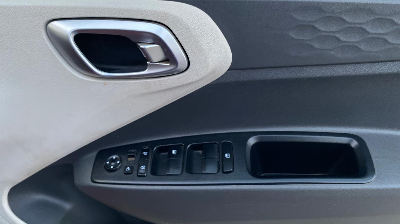 2020 Hyundai AURA SX 1.2 (O), Petrol, Manual, 21,256 km, Driver Side Door Panels Control