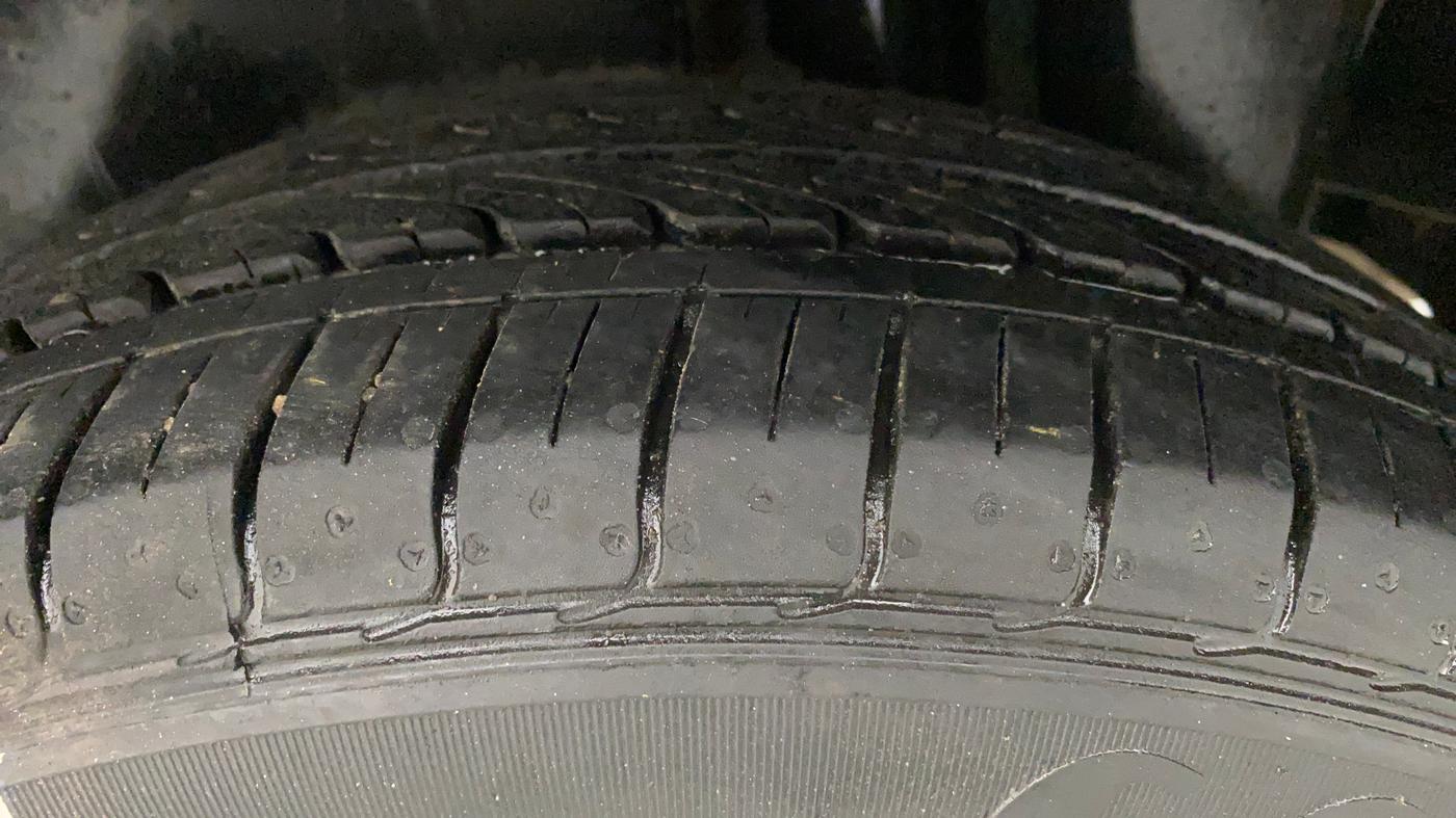 2018 Maruti Ciaz ZETA AT 1.5  SHVS PETROL, Petrol, Automatic, 1,08,941 km, Left Rear Tyre Tread