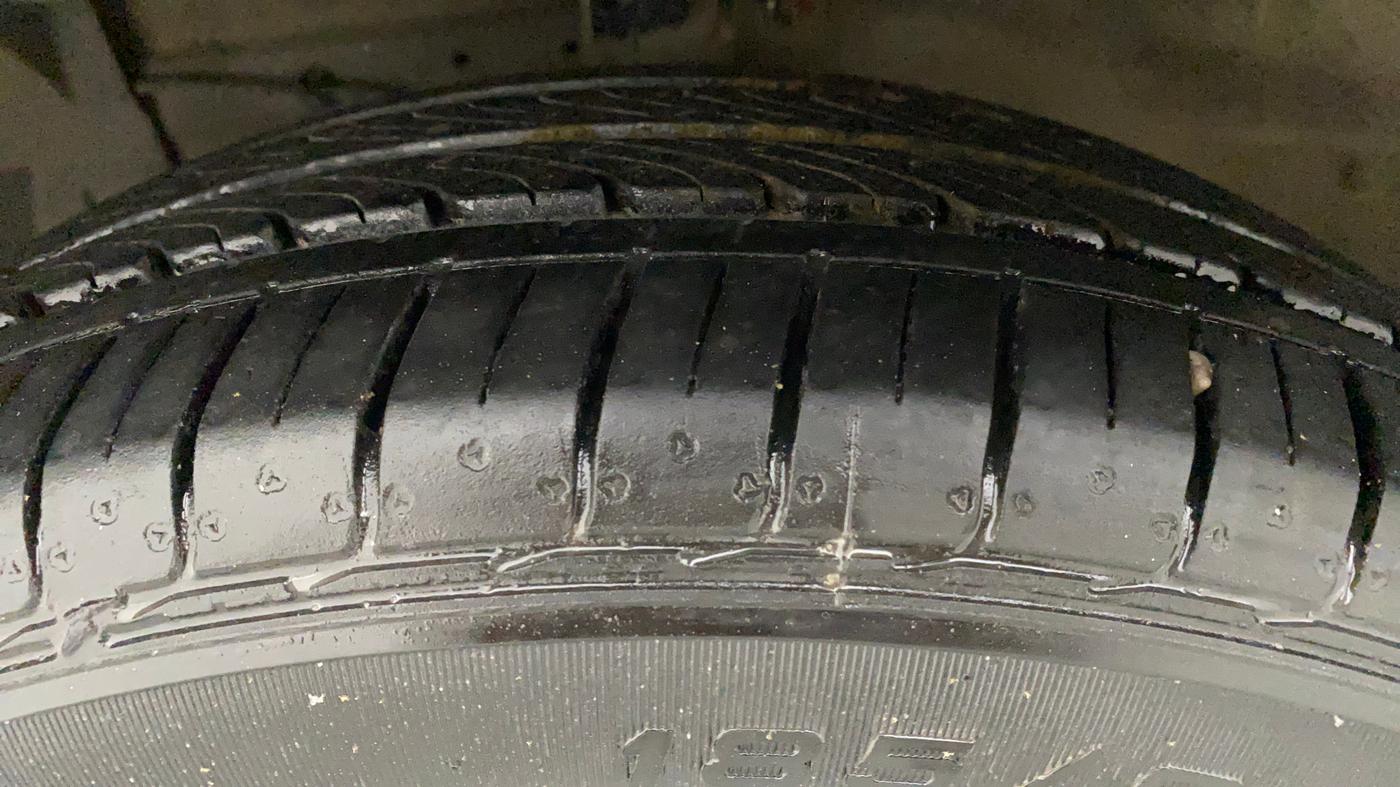 2018 Maruti Ciaz ZETA AT 1.5  SHVS PETROL, Petrol, Automatic, 1,08,941 km, Left Front Tyre Tread