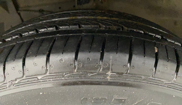 2018 Maruti Ciaz ZETA AT 1.5  SHVS PETROL, Petrol, Automatic, 1,08,941 km, Left Front Tyre Tread