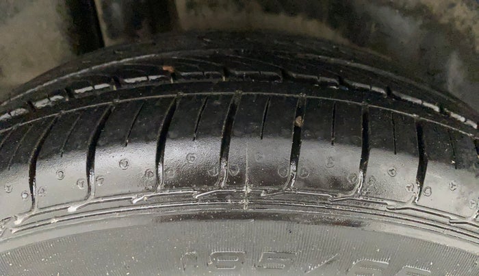 2018 Maruti Ciaz ZETA AT 1.5  SHVS PETROL, Petrol, Automatic, 1,08,941 km, Right Rear Tyre Tread