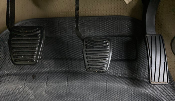 2016 Mahindra Kuv100 K6 5 STR, Petrol, Manual, 99,386 km, Pedals