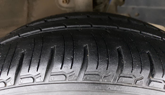 2016 Mahindra Kuv100 K6 5 STR, Petrol, Manual, 99,386 km, Right Front Tyre Tread