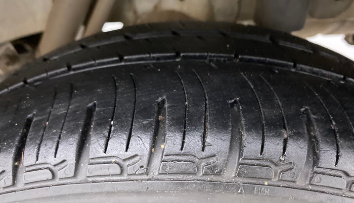 2016 Mahindra Kuv100 K6 5 STR, Petrol, Manual, 99,386 km, Left Rear Tyre Tread