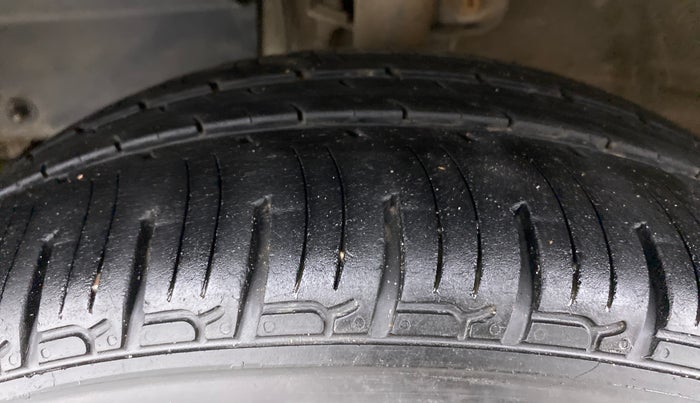 2016 Mahindra Kuv100 K6 5 STR, Petrol, Manual, 99,386 km, Left Front Tyre Tread