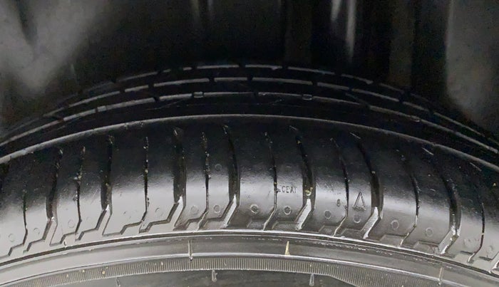 2016 Maruti Ciaz ZXI+, Petrol, Manual, 75,124 km, Left Rear Tyre Tread