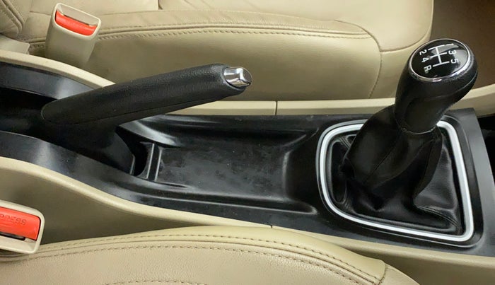 2016 Maruti Ciaz ZXI+, Petrol, Manual, 75,124 km, Gear Lever
