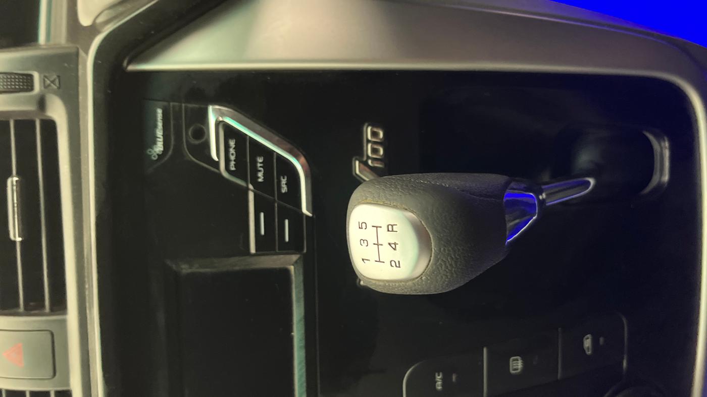 2016 Mahindra Kuv100 K6 6 STR, Petrol, Manual, 35,376 km, Gear Lever