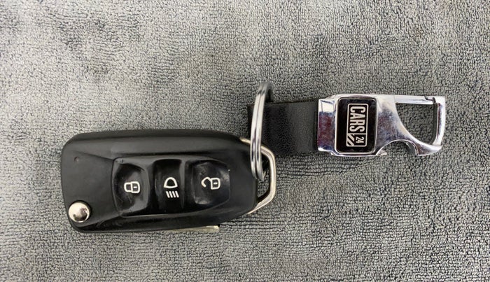 2018 Tata NEXON XM PETROL, Petrol, Manual, 1,01,823 km, Key Close Up