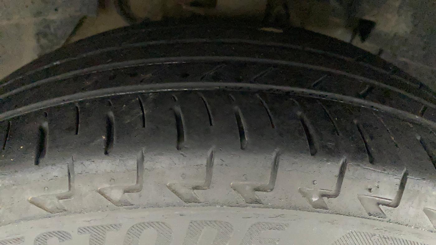 2018 Tata NEXON XM PETROL, Petrol, Manual, 1,01,823 km, Right Front Tyre Tread