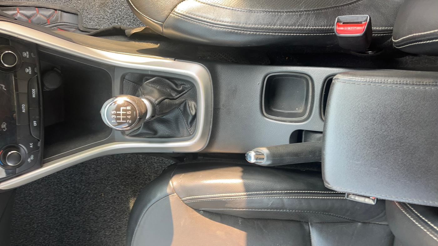 2015 Maruti S Cross ALPHA 1.6, Diesel, Manual, 1,46,616 km, Gear Lever