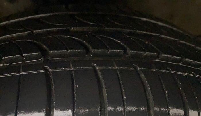 2016 Maruti Ertiga ZXI+, Petrol, Manual, 1,21,290 km, Left Front Tyre Tread