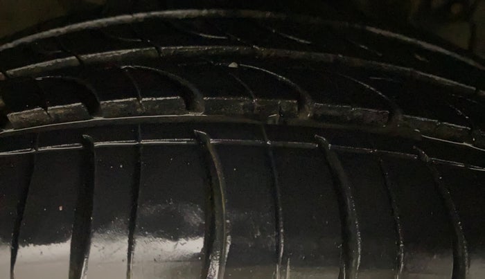 2016 Maruti Ertiga ZXI+, Petrol, Manual, 1,21,290 km, Right Front Tyre Tread