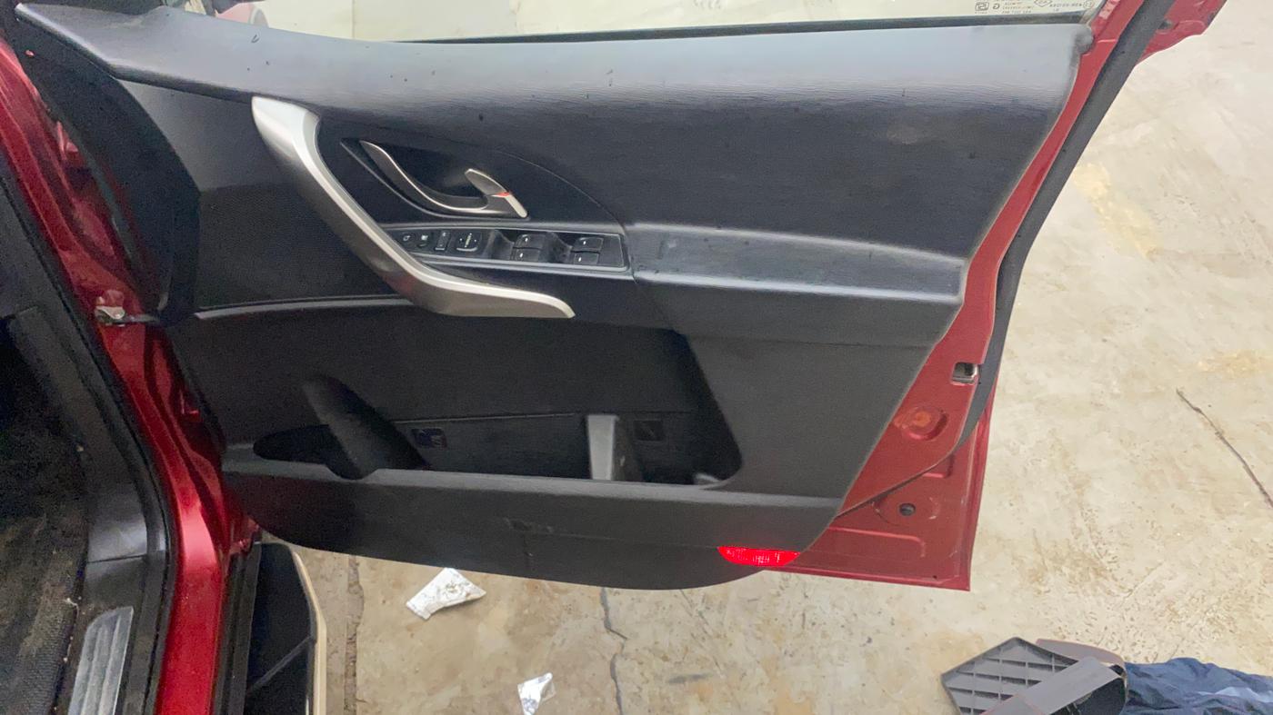 2019 Mahindra XUV500 W9 AT, Diesel, Automatic, 61,586 km, Driver Side Door Panels Control