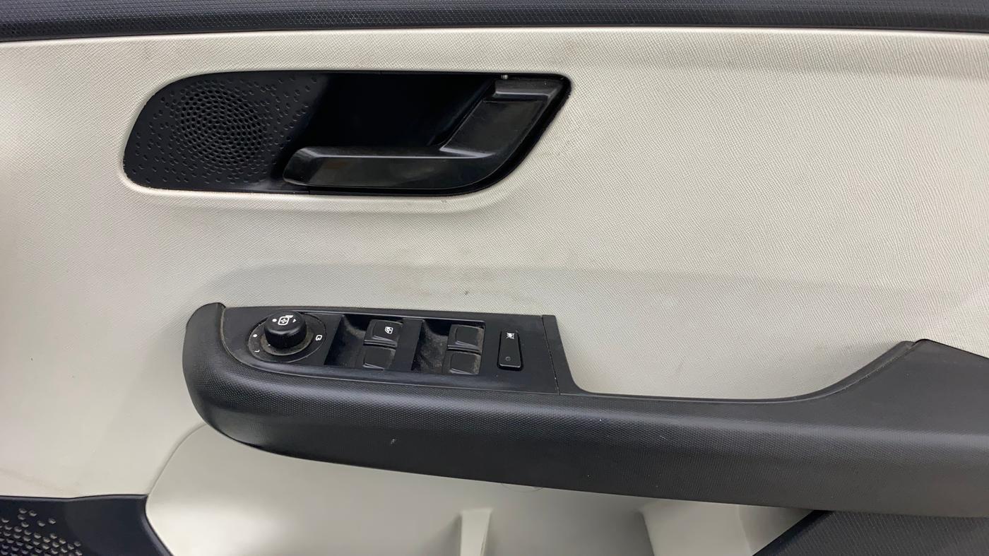 2023 Tata ALTROZ XM PLUS CNG, CNG, Manual, 84,039 km, Driver Side Door Panels Control