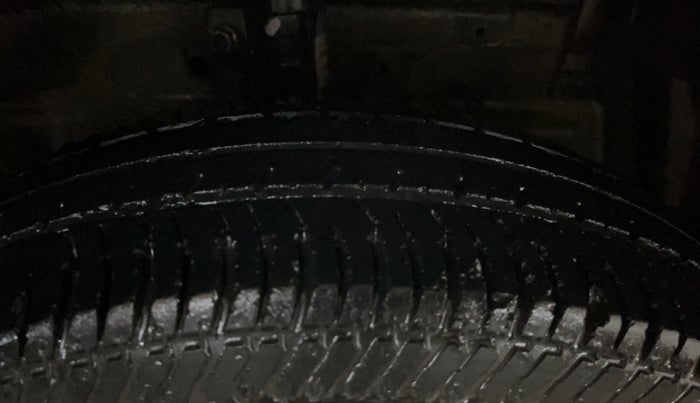 2017 Maruti Swift LXI (O), Petrol, Manual, 29,602 km, Right Front Tyre Tread