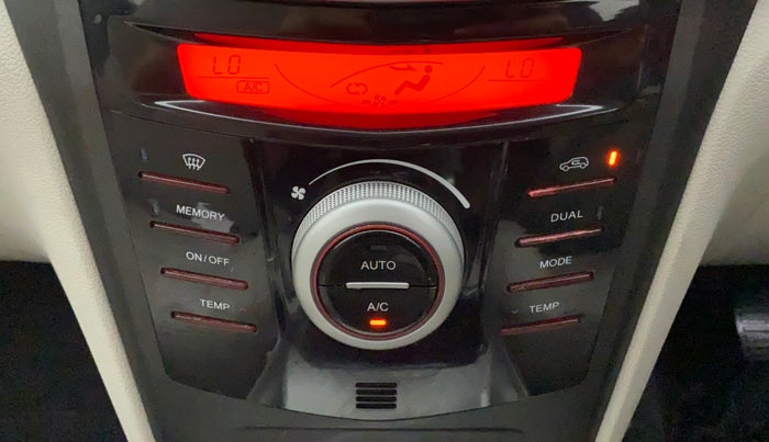 2022 Mahindra XUV300 W8 (O) 1.2 PETROL AMT, Petrol, Automatic, 13,198 km, Automatic Climate Control