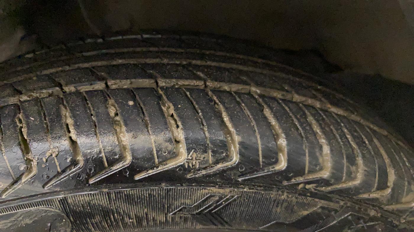 2018 Maruti Wagon R 1.0 VXI AMT, CNG, Automatic, 29,362 km, Left Front Tyre Tread