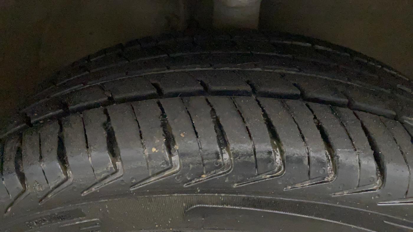 2018 Maruti Wagon R 1.0 VXI AMT, CNG, Automatic, 29,362 km, Right Front Tyre Tread