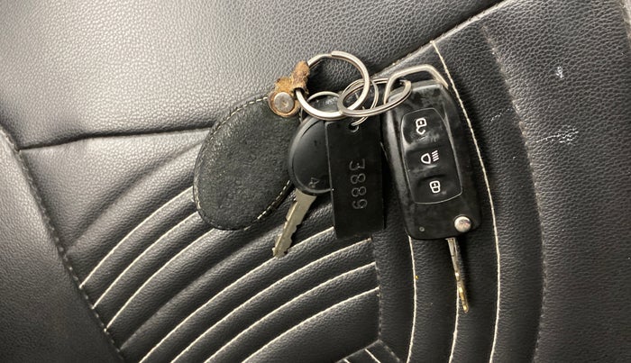 2019 Tata Tiago XZ PLUS DUAL TONE PETROL, Petrol, Manual, 1,11,349 km, Key Close Up