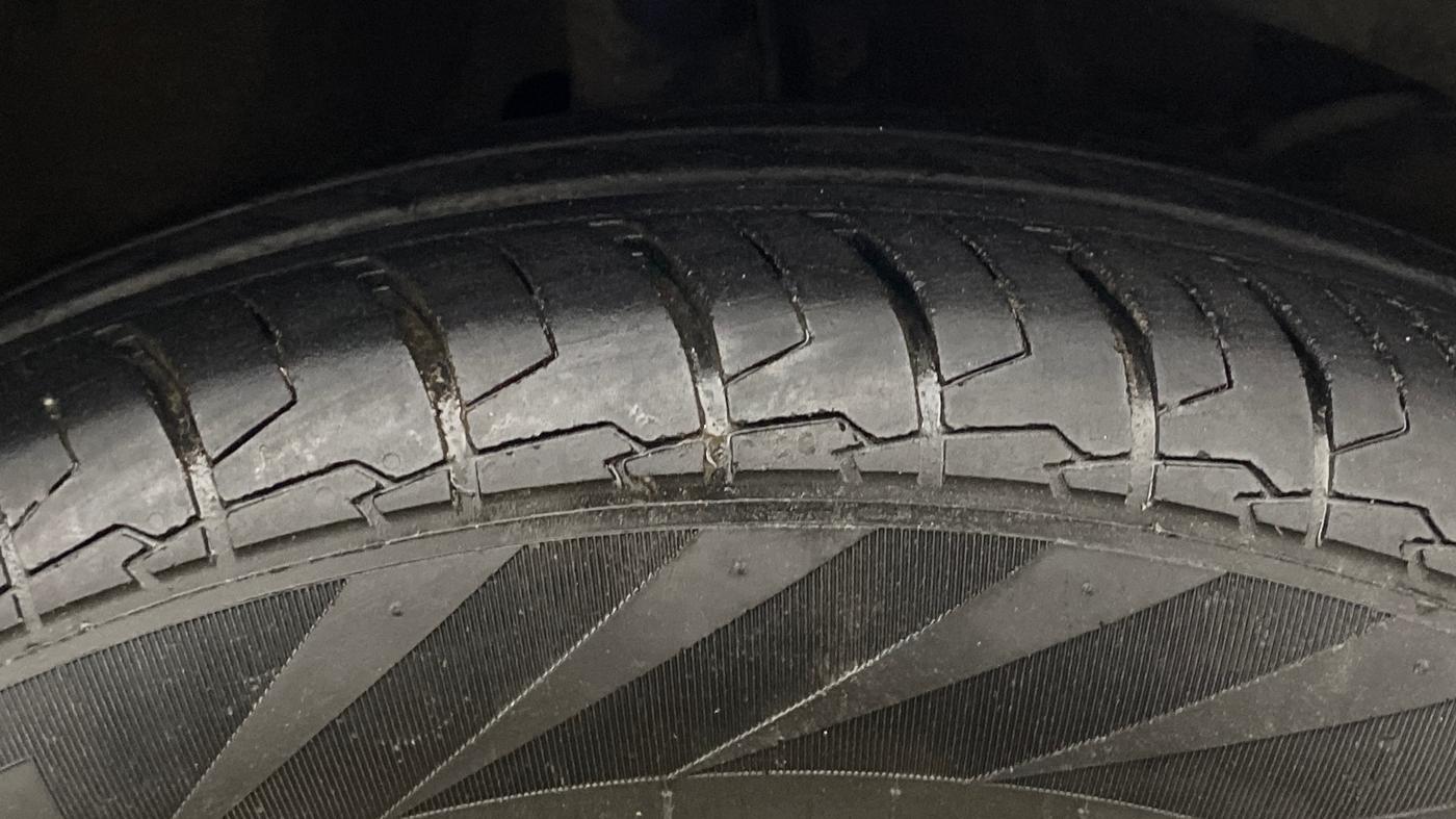 2023 Maruti Swift VXI AMT, Petrol, Automatic, 24,184 km, Right Front Tyre Tread