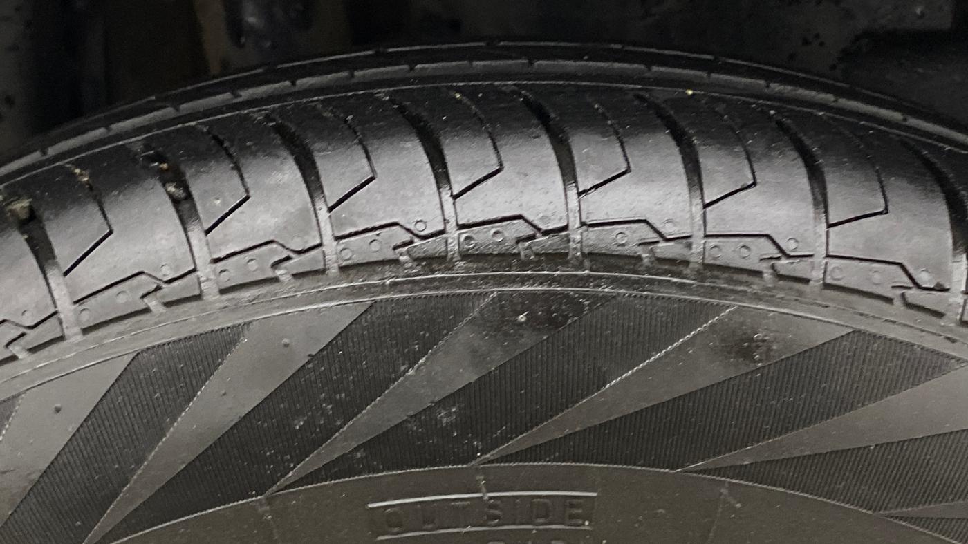 2023 Maruti Swift VXI AMT, Petrol, Automatic, 24,184 km, Right Rear Tyre Tread
