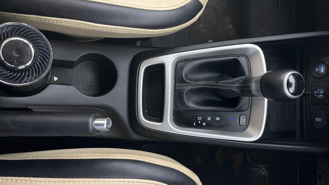 2019 Hyundai VENUE SX PLUS 1.0 TURBO DCT, Petrol, Automatic, 39,690 km, Gear Lever