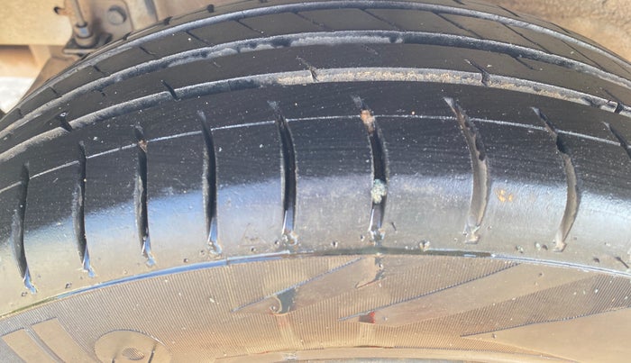 2014 Hyundai Grand i10 MAGNA 1.2 KAPPA VTVT, Petrol, Manual, 1,15,838 km, Right Rear Tyre Tread