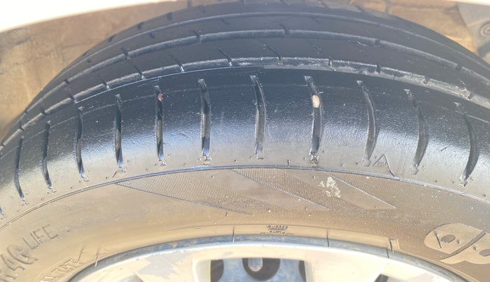 2014 Hyundai Grand i10 MAGNA 1.2 KAPPA VTVT, Petrol, Manual, 1,15,838 km, Right Front Tyre Tread