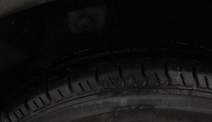 2012 Hyundai i10 MAGNA 1.2, Petrol, Manual, 1,00,643 km, Right Rear Tyre Tread