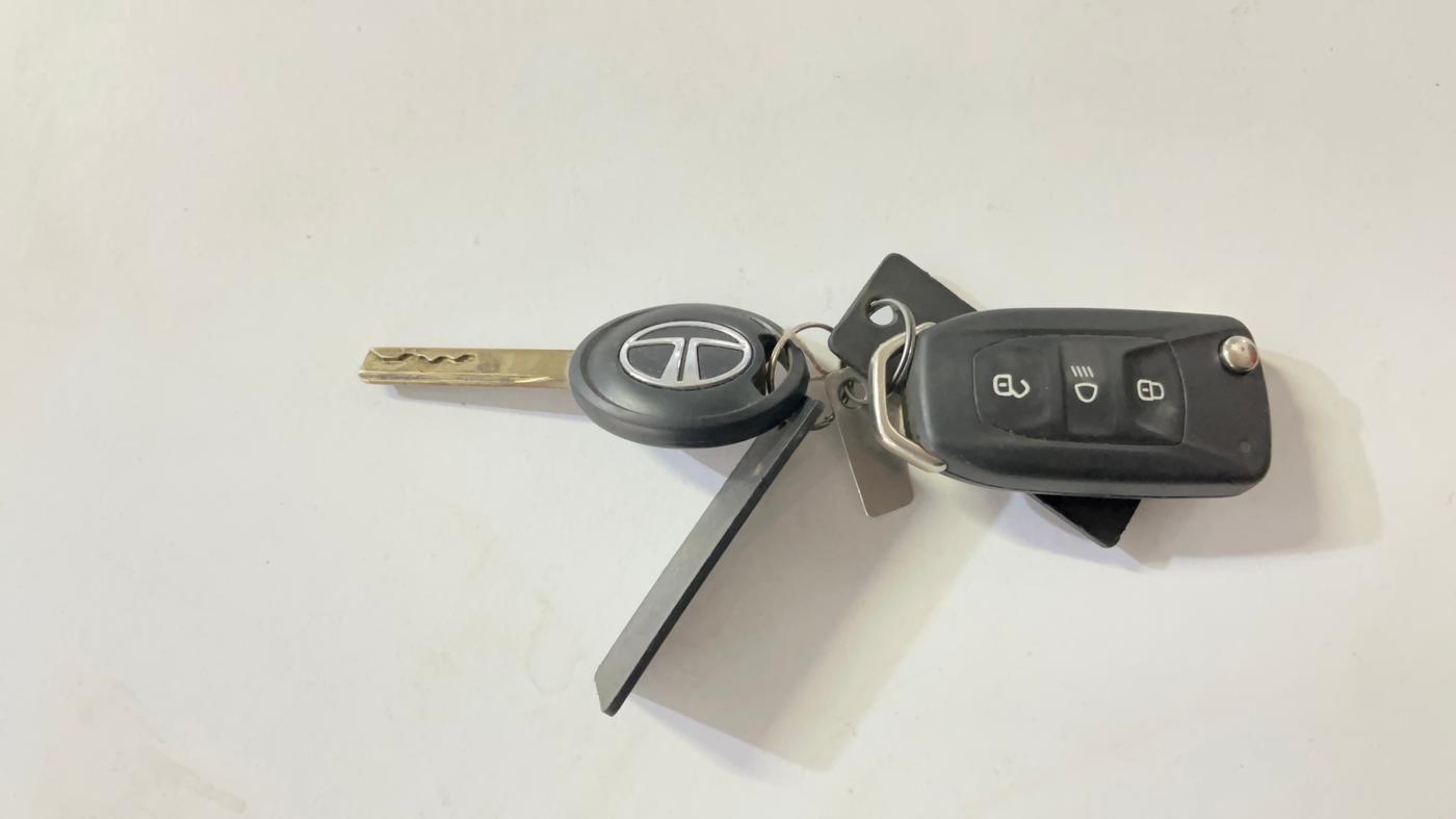 2024 Tata NEXON PURE 1.2 PETROL, CNG, Manual, 20,901 km, Key Close Up