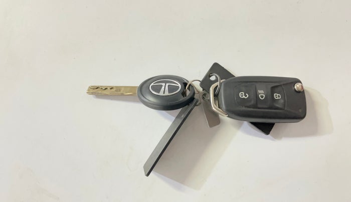 2024 Tata NEXON PURE 1.2 PETROL, CNG, Manual, 20,829 km, Key Close Up