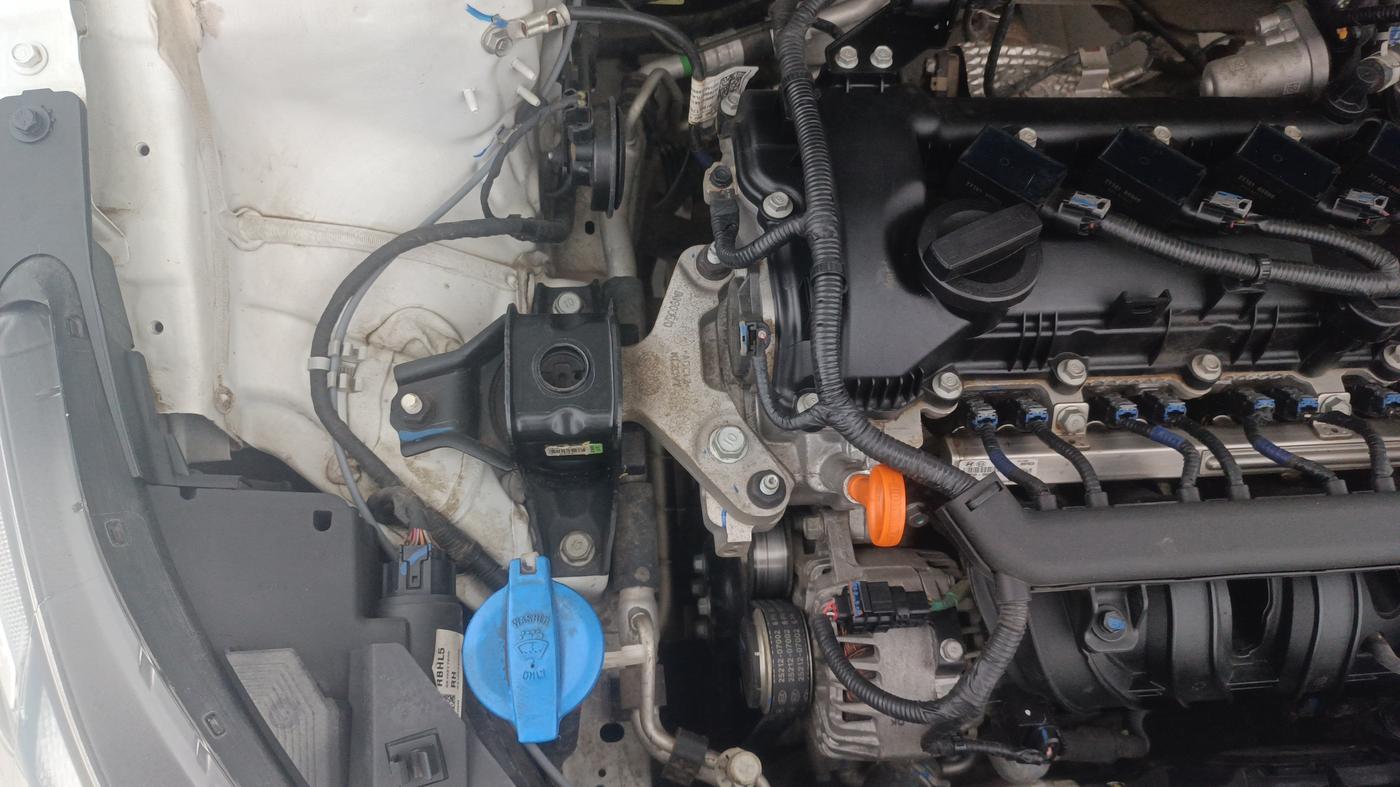 2022 Hyundai NEW I20 ASTA (O) 1.2 AT, Petrol, Automatic, 8,598 km, Engine View - Right