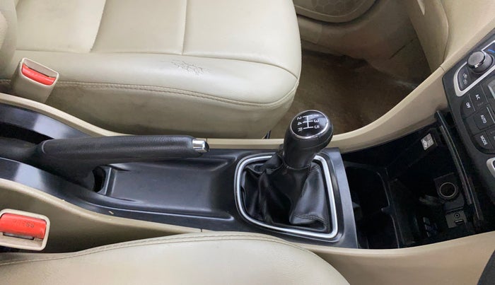 2016 Maruti Ciaz ZXI, Petrol, Manual, 80,686 km, Gear Lever