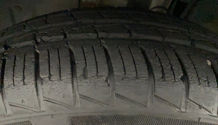 2019 Renault TRIBER RXZ, Petrol, Manual, 19,719 km, Right Front Tyre Tread