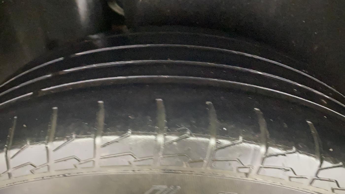 2016 Maruti Vitara Brezza ZDI, Diesel, Manual, 1,05,189 km, Right Rear Tyre Tread